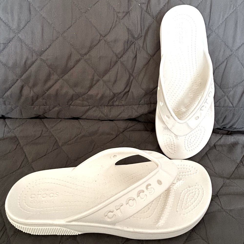 Crocs Classic Flip Flops, size 8